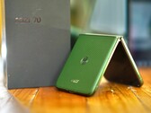 Le Motorola Razr Plus 2026 offre une stabilité et une durabilité accrues grâce à sa nouvelle charnière en titane.