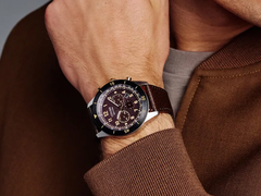 La Citizen Terra Force CA4746-08X - représentée avec un cadran brun foncé sur un poignet. (Source de l'image : @plus9time sur Instagram)