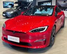 La Tesla Model S 2022 mise à jour est dotée de nouveaux phares, de feux arrière et d'un nouveau port de charge pour certains marchés (Image : Caster)