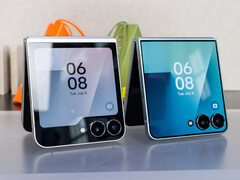 Samsung Galaxy Z Flip7 (à droite) comparé au Flip7 FE (à gauche)