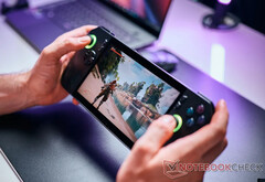 Le prochain ROG Ally pourrait bien être équipé d'un APU AMD Strix Point, ROG Ally X en photo. (Source de l'image : Notebookcheck)