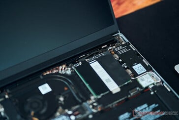 Le cadre de l'écran se fixe au châssis de l'ordinateur portable par magnétisme et non par collage comme sur la plupart des autres modèles, ce qui permet de remplacer facilement le panneau