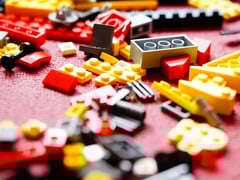 Une photo montrant des briques LEGO sur un tapis rouge (Source de l'image : Efraimstochter - Pixabay)