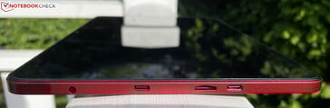 À gauche : prise casque 3,5 mm, USB-C 2.0, emplacement microSD, USB-C 3.1 Gen 1 avec DisplayPort