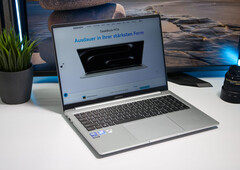 Geekom GeekBook M16 équipé d'un processeur Intel Core Ultra 9 et d'une batterie de 99,9 Wh