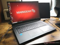 Le Maingear Vector Pro est plus léger d'un kilo et demi que le Razer Blade Pro, avec des performances presque identiques