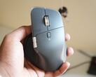 Le Logitech MX Master 4 en couleur graphite (Image source : Abhinav Fating/Notebookcheck)