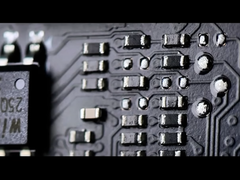 Une photo de la carte mère MSI RTX 5090 Lightning montrant les résistances et la disposition des circuits