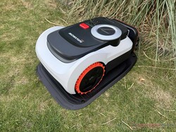 Le Navimow i210 LiDAR Pro dans sa station de recharge