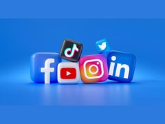 Une image en 3D composée de logos de médias sociaux populaires (source de l'image : Mariia Shalabaieva)