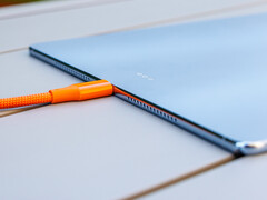Le câble USB est plus épais que la tablette.