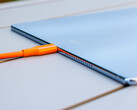 Le câble USB est plus épais que la tablette.