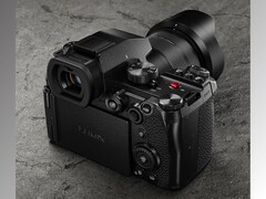 Le G9II a une forme compacte et ergonomique (Image Source : Panasonic)