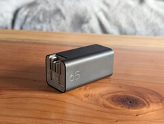 L'adaptateur HP de 65 W dispose de presque toutes les fonctionnalités que l'on peut attendre d'un chargeur USB-C portable