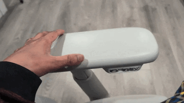 Rotation + réglage vers l'avant et vers l'arrière.