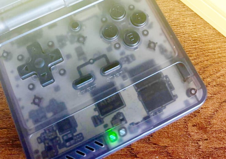 Un gros plan révèle le chipset Allwinner A133P à l'intérieur du Powkiddy V90S. (Source de l'image : Taki Udon - édité)