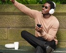 Damson Idris portant des écouteurs intra-auriculaires inédits de Sony.