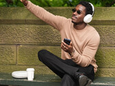 Damson Idris portant des écouteurs intra-auriculaires inédits de Sony.