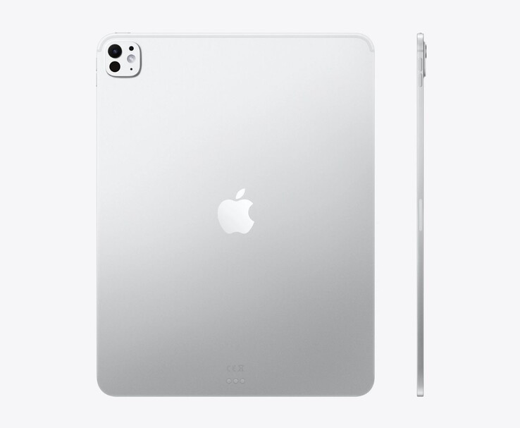 Vue arrière et latérale de l'iPad Pro M5 ( Apple ) en argent, mettant en évidence son design fin en aluminium et sa caméra arrière à objectif unique (Source d'image : Apple)