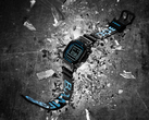 La Casio G-Shock x Bamford 5600 (photo) présente les accents bleus de la marque de mode autour de la lunette, du cadre du cadran et du texte. (Source de l'image : Casio/Bamford)