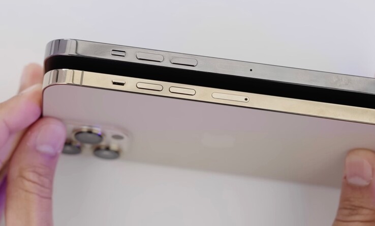 L'iPhone 14 Pro Max au-dessus de son prédécesseur. (Image source : Unbox Therapy)