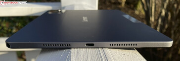 À droite : haut-parleur, USB-C 2.0, haut-parleur