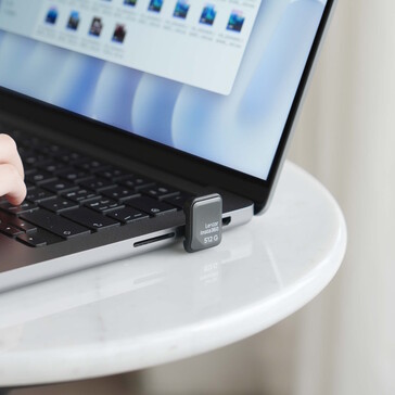 L'appareil dépasse légèrement lorsqu'il est branché sur un ordinateur portable.