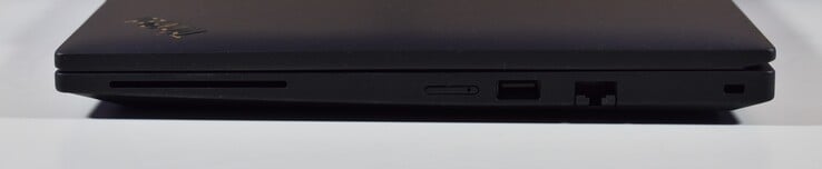 droit : Lecteur de carte à puce, nanoSIM, USB-A 3.2 Gen 1, RJ45-Ethernet, fente pour serrure Kensington