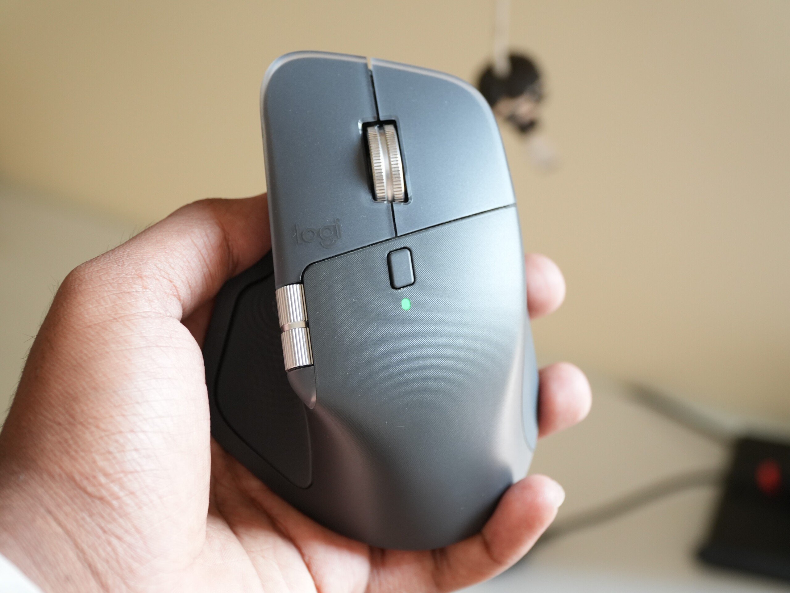 Le Logitech MX Master 4 en couleur graphite (Image source : Abhinav Fating/Notebookcheck)