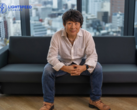 Une photo de Hideaki Itsuno assis sur un canapé aux Tencent LightSpeed Studios (source d'image : LightSpeed Studios)