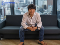 Une photo de Hideaki Itsuno assis sur un canapé aux Tencent LightSpeed Studios (source d&#039;image : LightSpeed Studios)