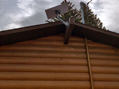Support standard pour antenne parabolique sur toit.
