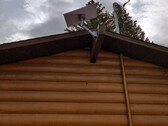Support standard pour antenne parabolique sur toit.