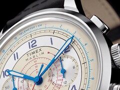 Gros plan sur le cadran crème du chronographe Timex Marlin Neo Classic, doté d’aiguilles bleues et de chiffres arabes, de repères tachymétriques rouges et d’une échelle télémétrique bleue sur le pourtour.