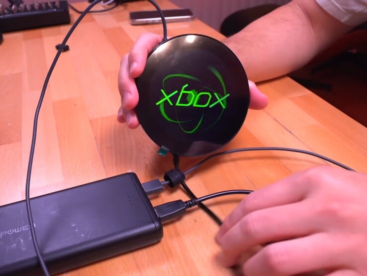 Le bijou lumineux sert désormais de présentoir. (Source de l'image : Macho Nacho Productions via YouTube)