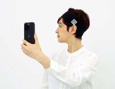 Les scans de la tête et des oreilles sont assistés par un bandeau inclus et des autocollants ressemblant à des codes QR (Image source : Final)