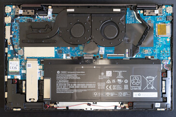 2023 HP Envy x360 15 sans plaque inférieure présente un léger réarrangement des composants internes.