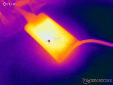 L'adaptateur CA atteint plus de 45°C lorsque vous utilisez des charges exigeantes