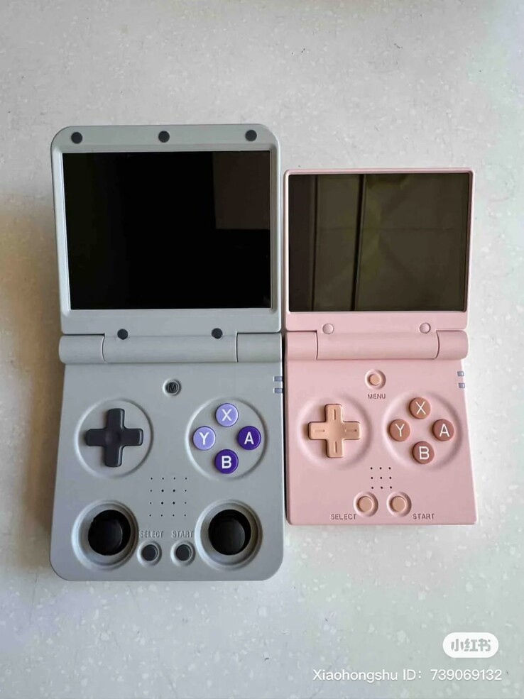 Le Miyoo Flip et le Miyoo Mini Flip, de gauche à droite. (Source de l'image : GameboyJuntaro)