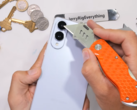 Le S25 Edge. (Image source : JerryRigEverything via YouTube)