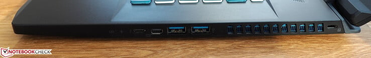Côté droit : Thunderbolt 3, mini DisplayPort, 2 USB A 3.0, verrou de sécurité Kensington.