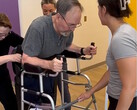 Ivan Vargas, paralysé, reçoit l'exosquelette Ekso Indego dans le cadre de la couverture Medicare et commence à s'entraîner pour remarcher. (Source : Sheltering Arms Institute)