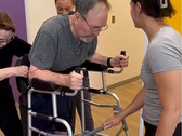 Ivan Vargas, paralysé, reçoit l'exosquelette Ekso Indego dans le cadre de la couverture Medicare et commence à s'entraîner pour remarcher. (Source : Sheltering Arms Institute)