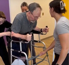 Ivan Vargas, paralysé, reçoit l'exosquelette Ekso Indego dans le cadre de la couverture Medicare et commence à s'entraîner pour remarcher. (Source : Sheltering Arms Institute)