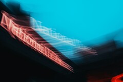 Flou de mouvement abstrait de l&#039;enseigne du National Theatre à Londres (Source de l&#039;image : Samuel Regan-Asante via Unsplash)