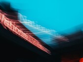Flou de mouvement abstrait de l'enseigne du National Theatre à Londres (Source de l'image : Samuel Regan-Asante via Unsplash)