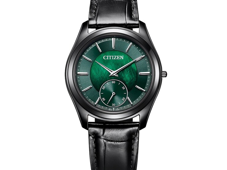 Gros plan en angle sur la Citizen Eco-Drive One AQ5025-04N, montrant son cadran en nacre verte chatoyante, ses aiguilles et index argentés, son boîtier noir et son bracelet en cuir.