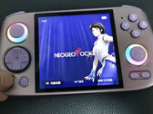 Anbernic a déjà sorti un ordinateur de poche avec un écran au format 1:1. (Source de l'image : Anbernic via Retro Handhelds)