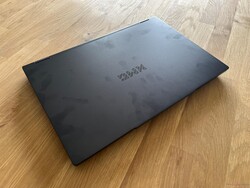 Les empreintes digitales sont rapidement visibles sur les surfaces en aluminium.