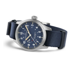 La Hamilton Khaki Field Power Reserve 40 mm à cadran bleu